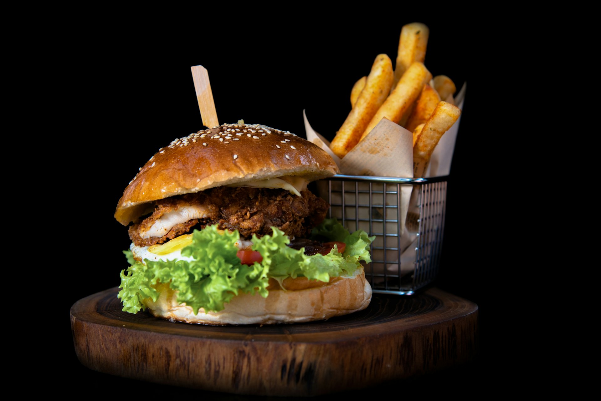 Burger et frites sur une planche