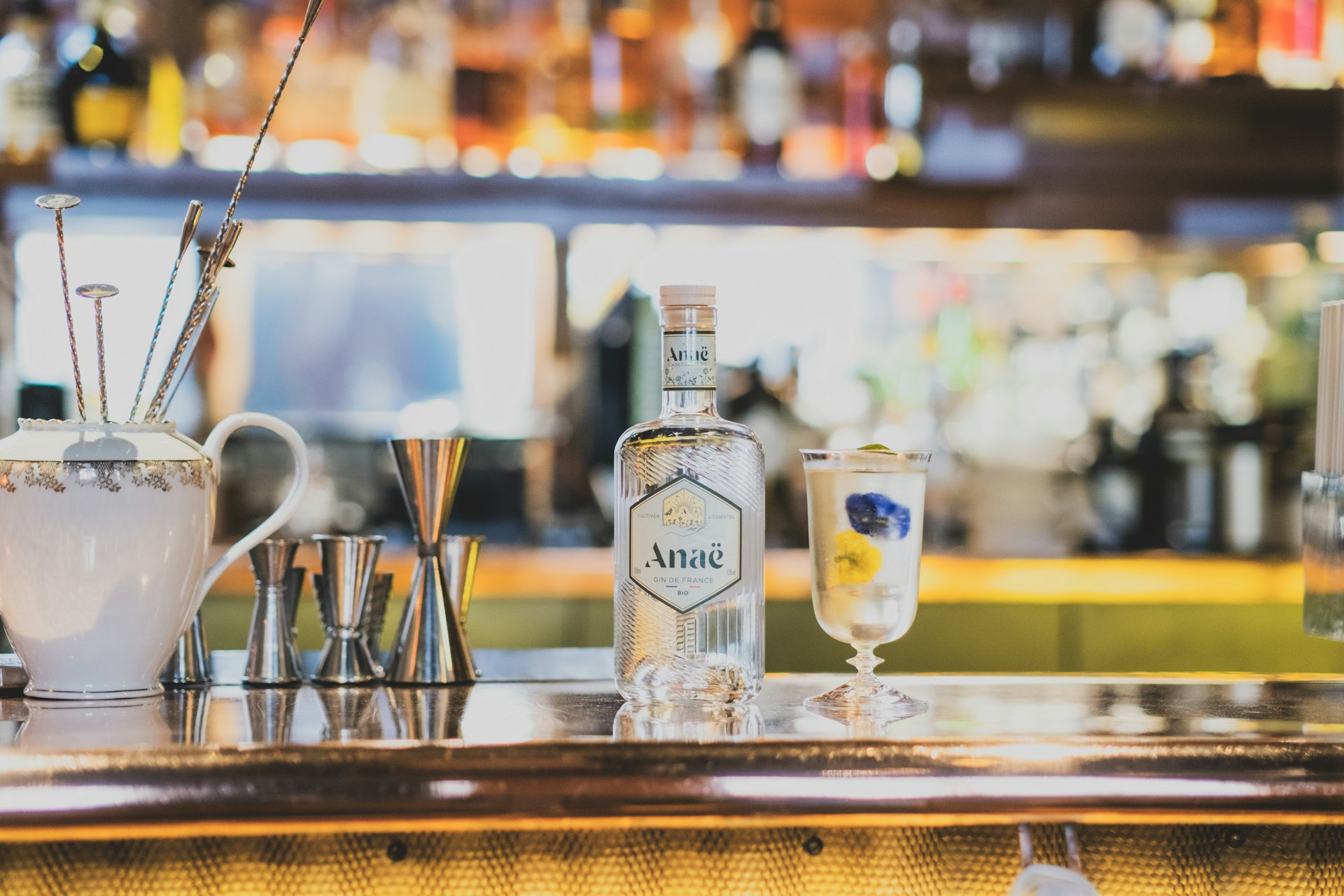 Comptoir de bar avec bouteilles et verres