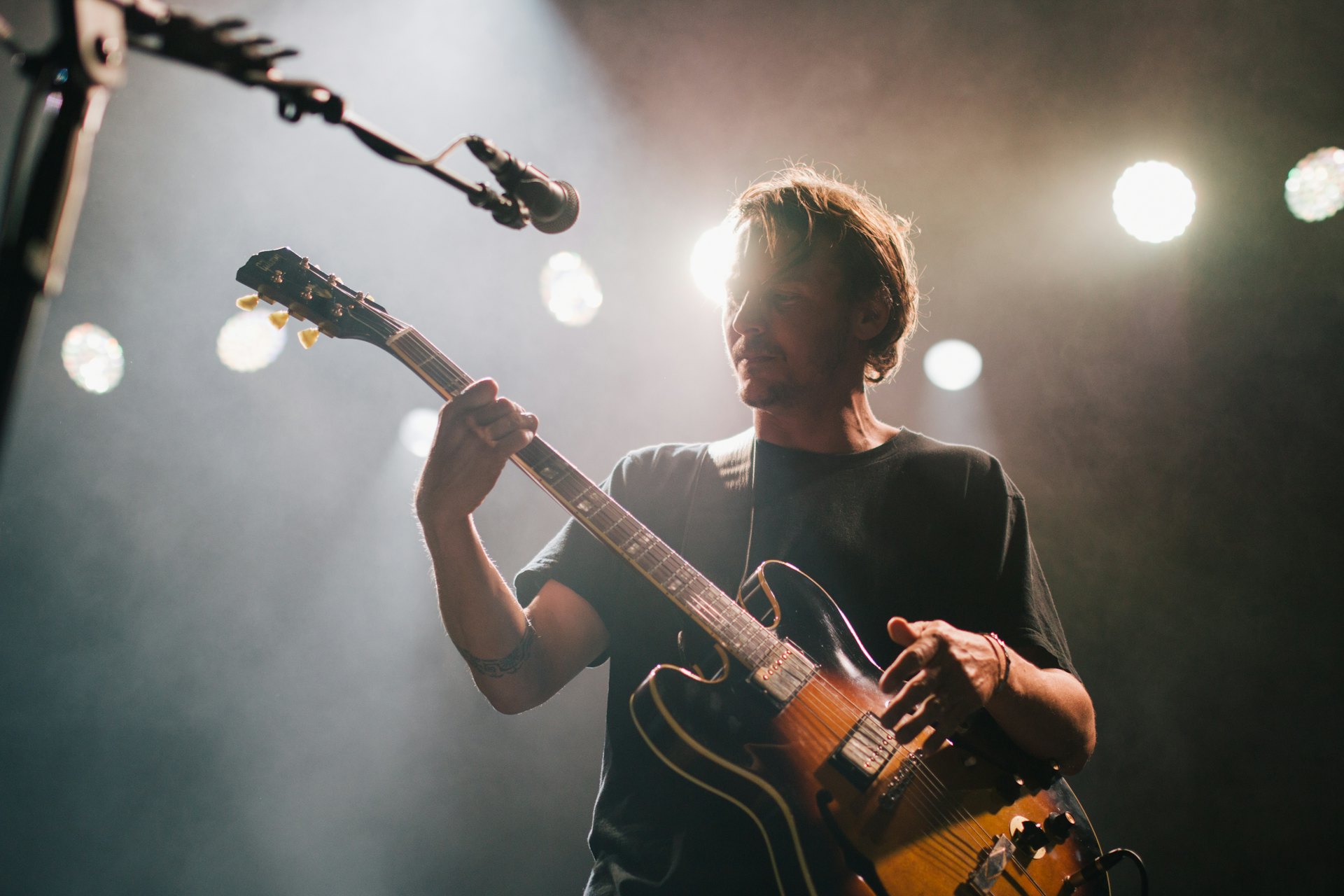 Guitariste en concert sous les projecteurs