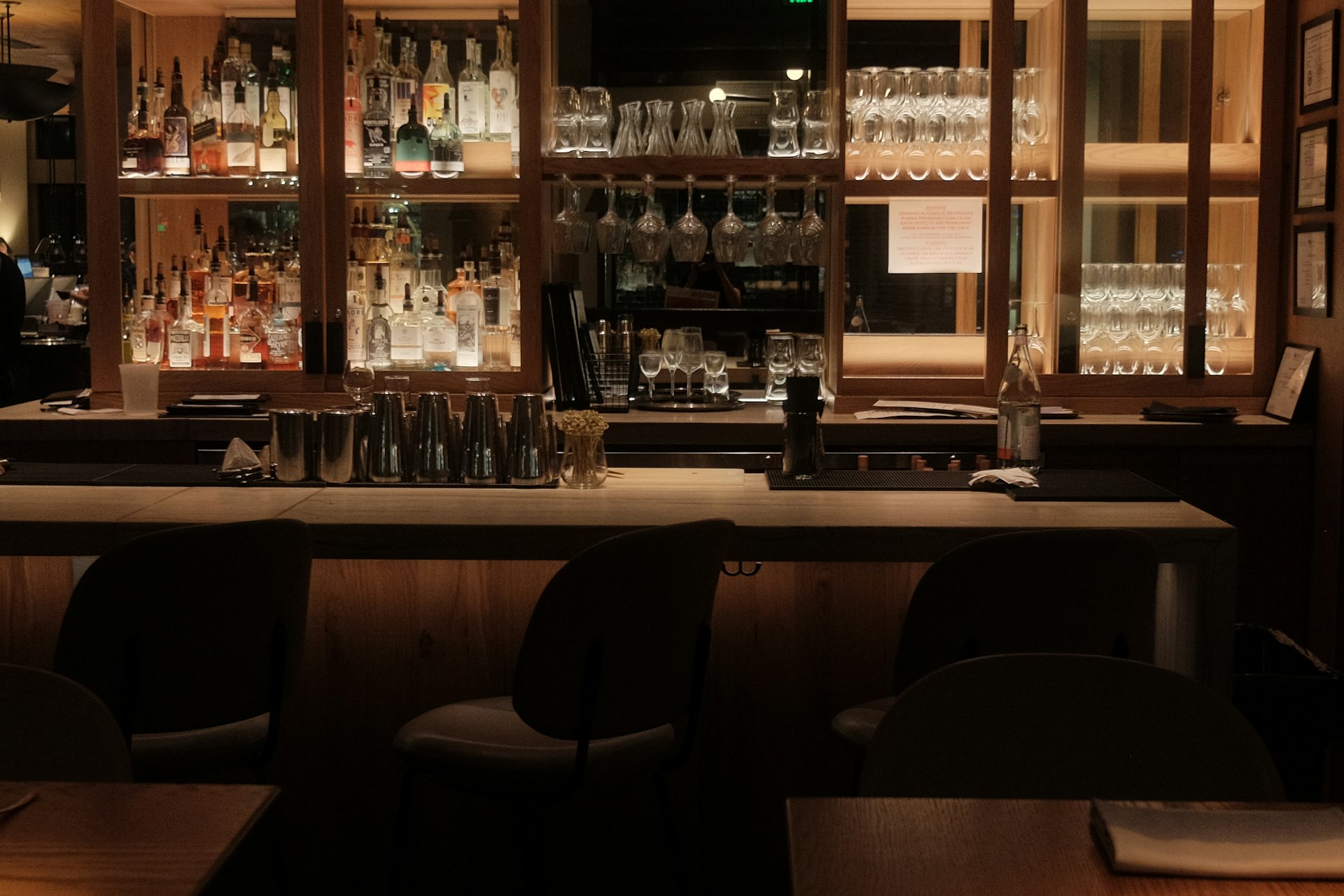 Salle de bar chaleureuse en lumière tamisée