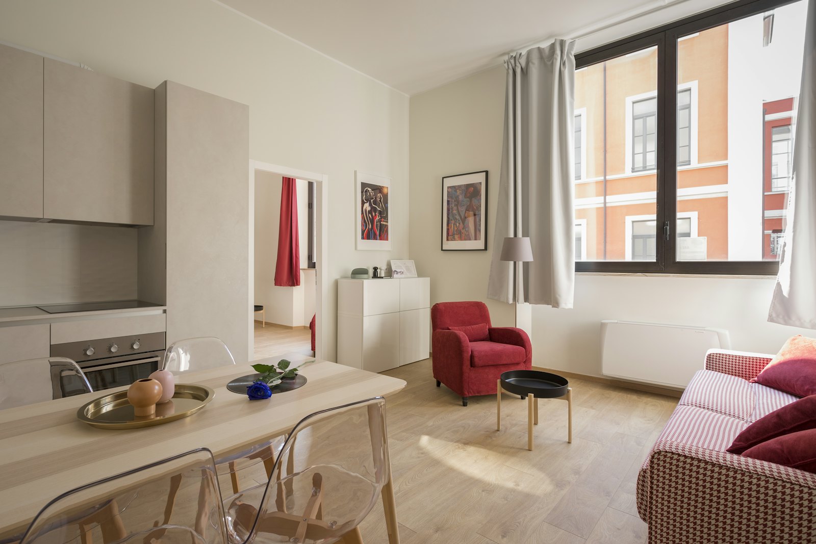Studio lumineux avec coin cuisine et coin salon