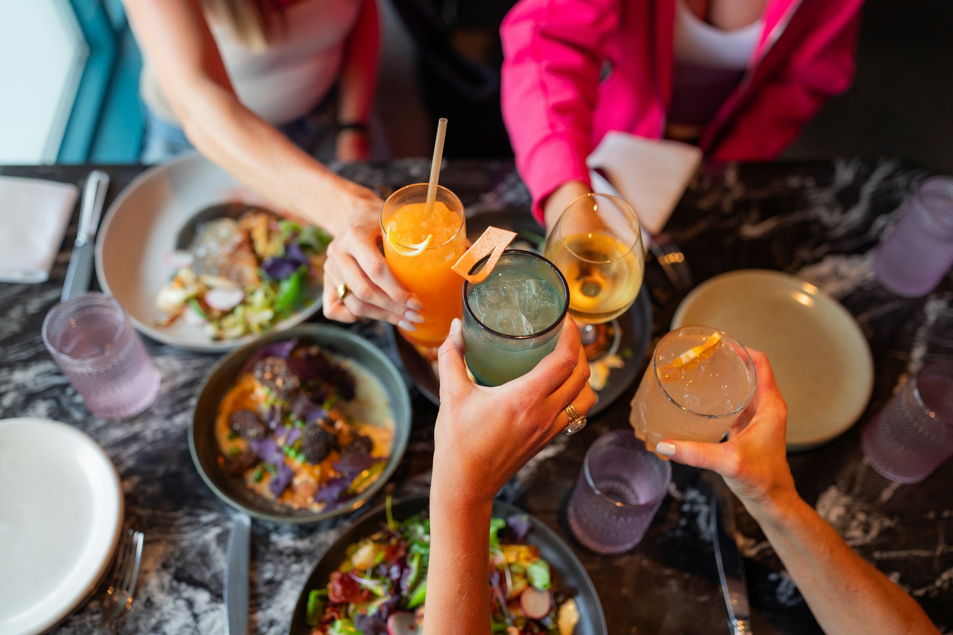 Assiettes à partager et boissons sur une table